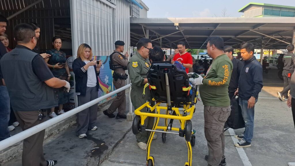 ระทึก! คนร้ายบุกเดี่ยวราดน้ำมันใส่ผู้จัดการธนาคาร ขู่ชิงเงินสด 5 ล้านบาท ก่อนถูกพลเมืองดีรุมรวบตัวส่งตำรวจ