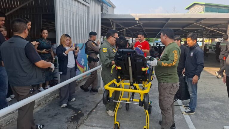 ระทึก! คนร้ายบุกเดี่ยวราดน้ำมันใส่ผู้จัดการธนาคาร ขู่ชิงเงินสด 5 ล้านบาท ก่อนถูกพลเมืองดีรุมรวบตัวส่งตำรวจ