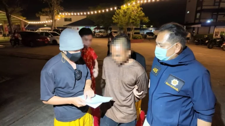 ตำรวจไทยแต่งชุดสิงโต