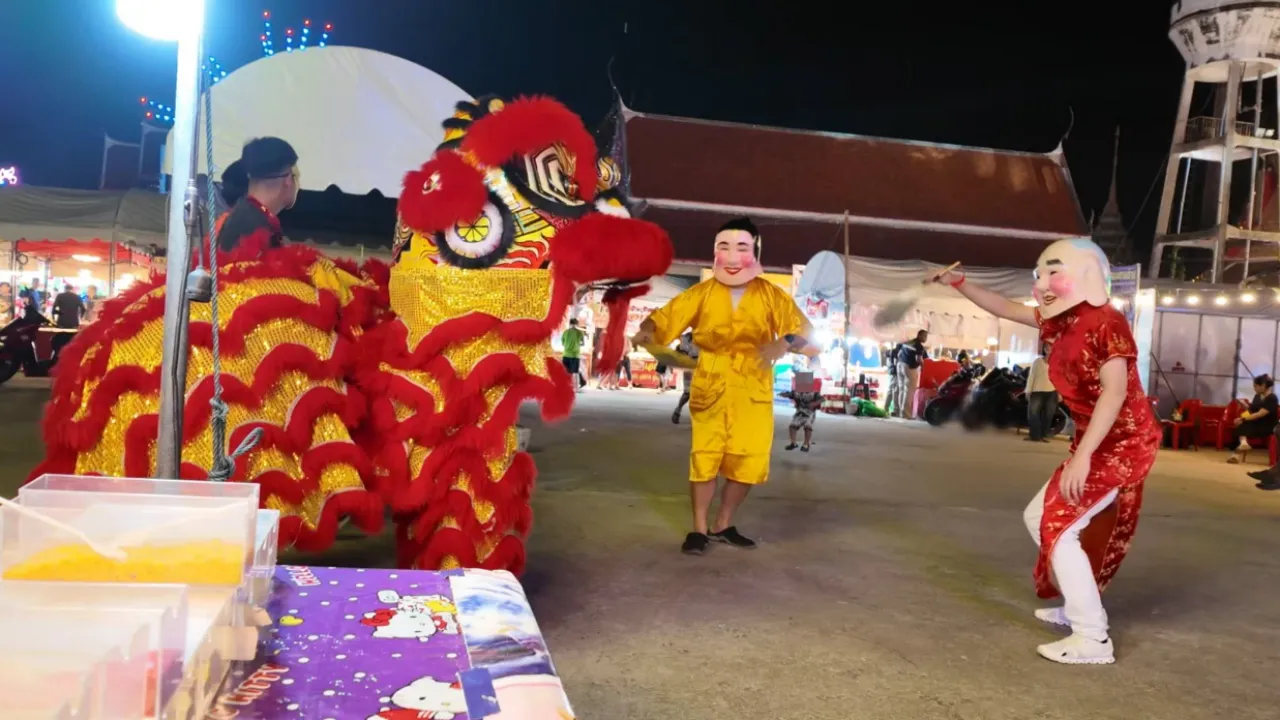 ตำรวจไทยแต่งชุดสิงโต