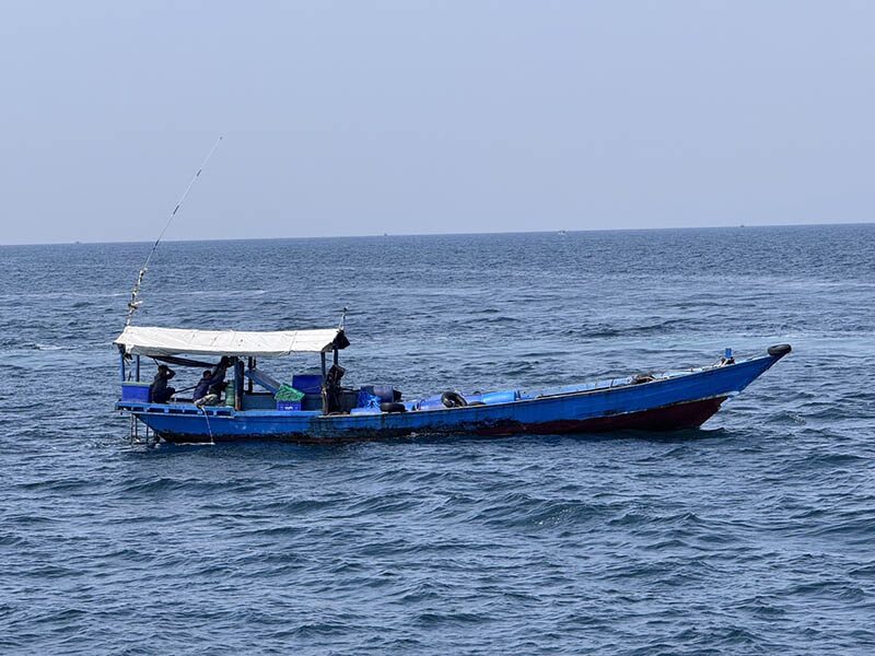 ทัพเรือภาคที่ 1 สกัดเรือประมงกัมพูชาลอบเข้าไทย
