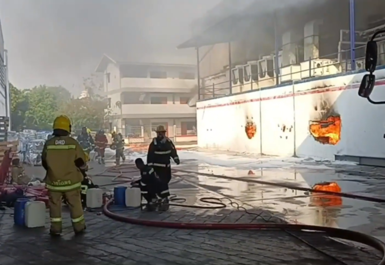 เพลิงไหม้โรงงานผลิตกระดาษย่านสมุทรปราการ เกิดเหตุระเบิดขณะระงับเหตุ เจ้าหน้าที่เร่งคุมเพลิงกว่า 1 ชั่วโมง