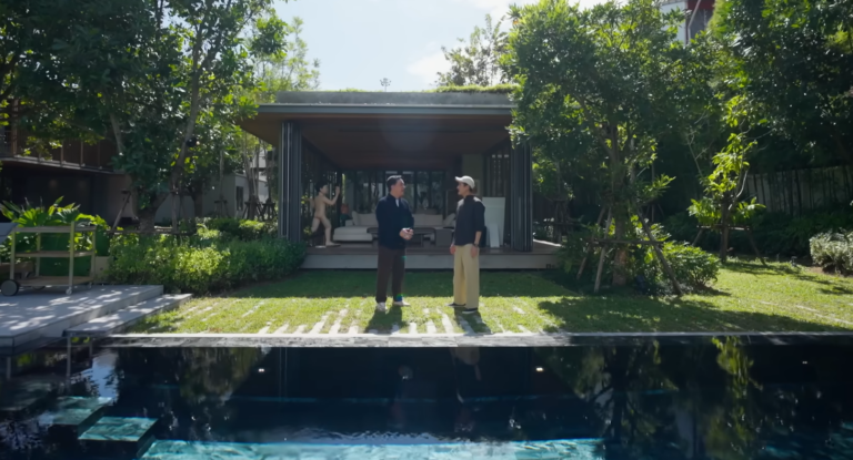 เปิดบ้านริมทะเลดีไซน์สุดล้ำของคุณหมอ พื้นที่พักผ่อนที่รวมจิตวิญญาณนักสะสมอาร์ตทอยตัวจริง