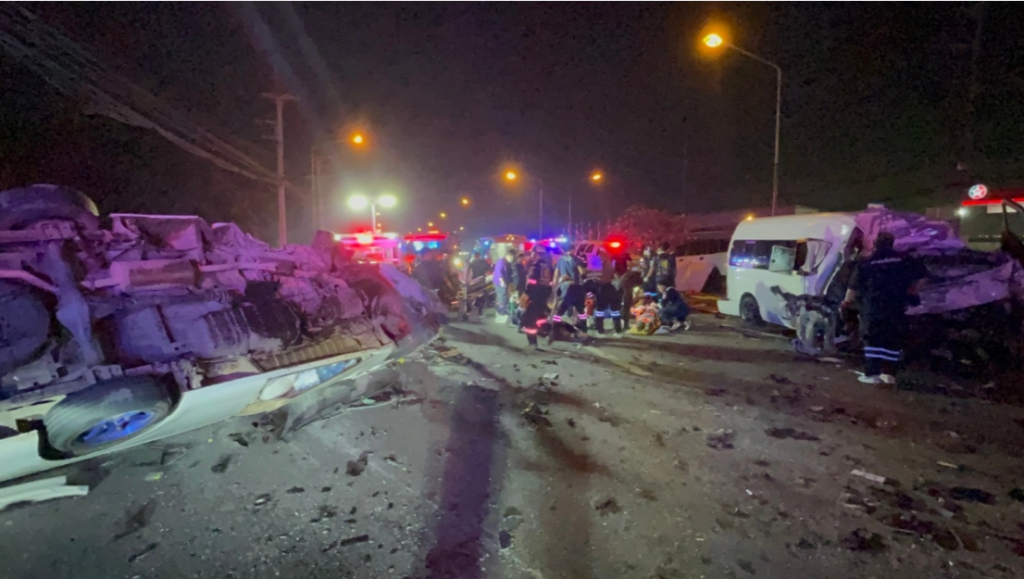 รถตู้หลุดโค้งชนสนั่นชลบุรี เจ็บ 16 ราย เสียชีวิต 3 ศพ