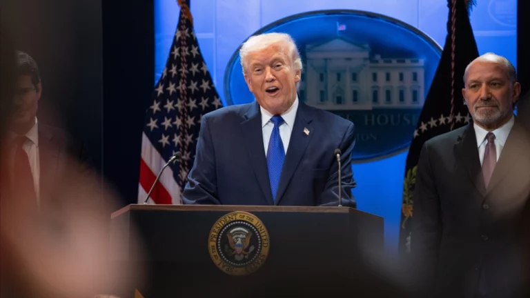 ทรัมป์ขึ้นภาษีนำเข้า 15%