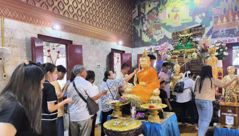 แห่กราบไหว้ ขอโชคลาภ หลวงพ่อปากแดง ไม่พลาดส่องเลขเด็ด 5 เบอร์ชัด คอหวยเล็งเสี่ยงโชค