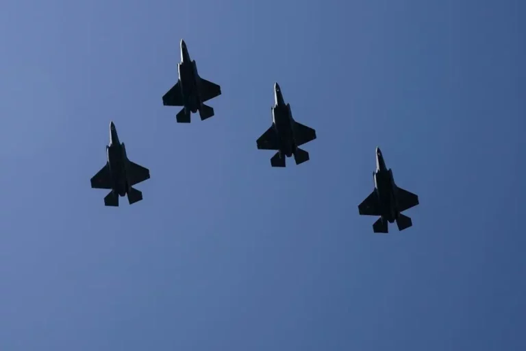 สหรัฐฯ ส่ง F-35–F-22