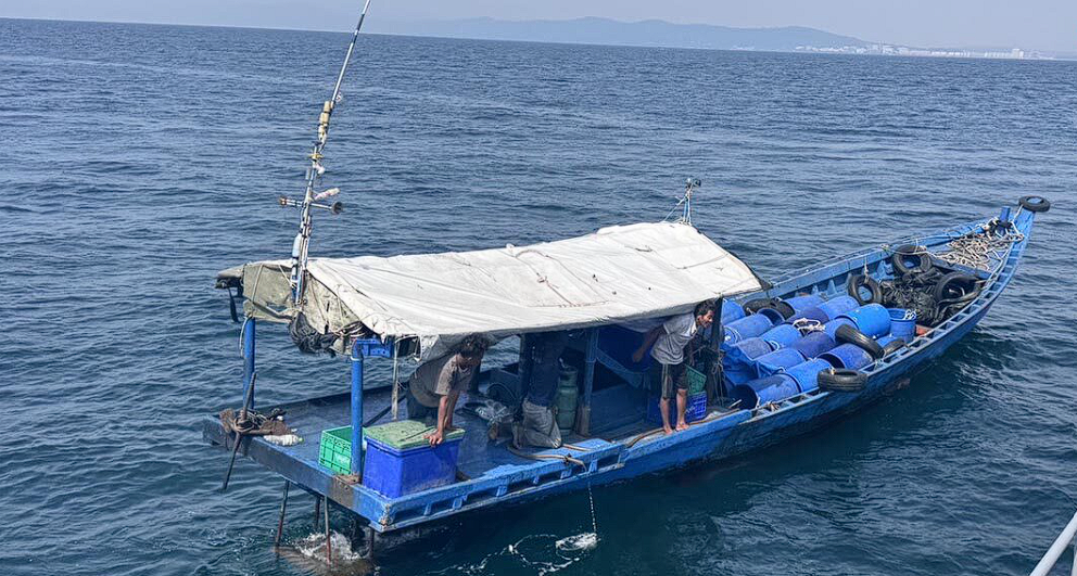 ทัพเรือภาคที่ 1 สกัดเรือประมงกัมพูชาลอบเข้าไทย